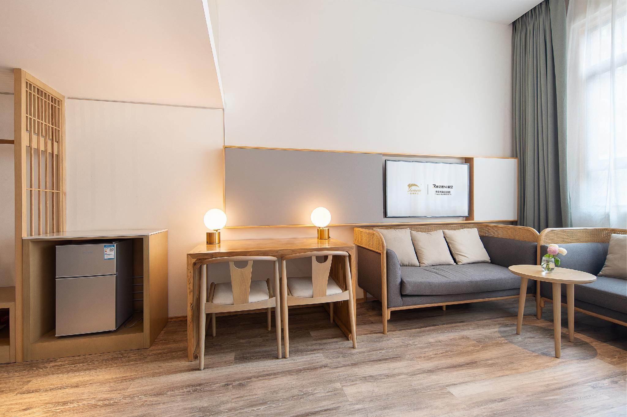 Rezen - Loft Family Room