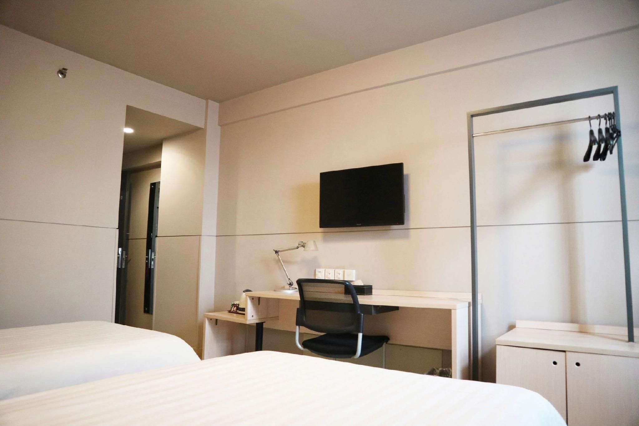WH - Standard Twin Bed Family Room