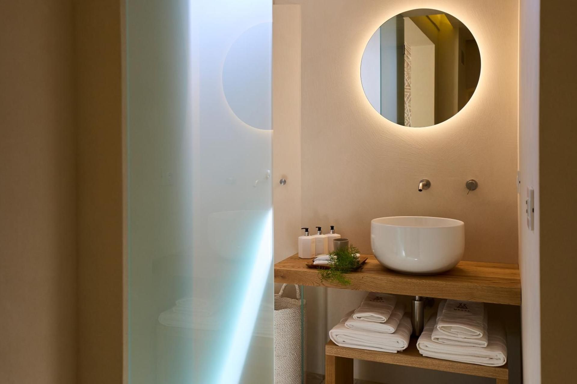 Suite with Private Garden, Hot Tub and Sea View