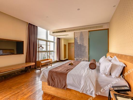 James Joyce - Queen Bed Room