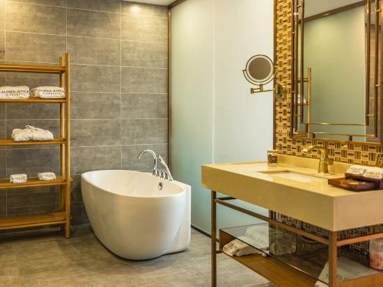 James Joyce - Queen Bed Room