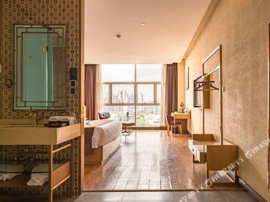 James Joyce - Queen Bed Room