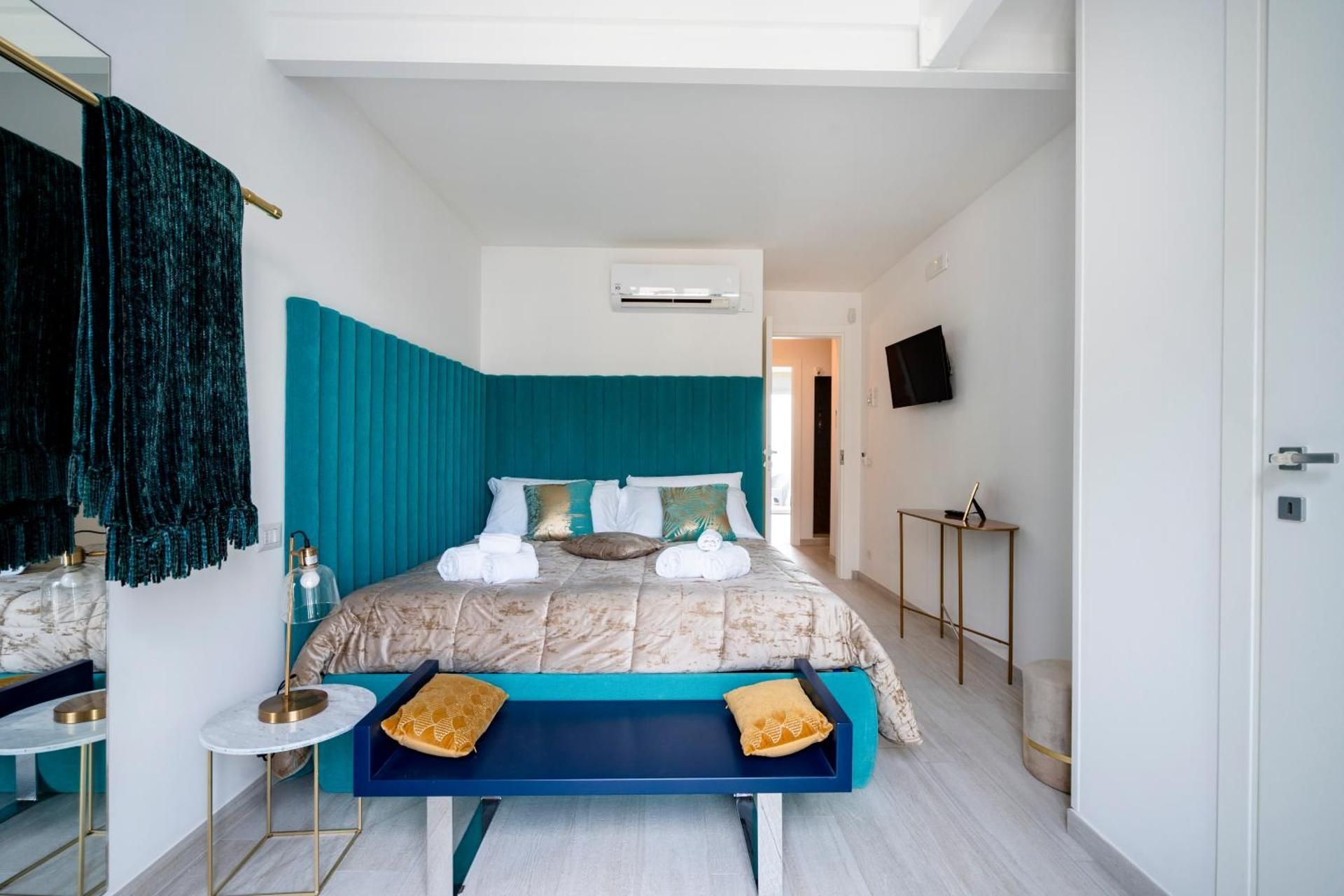 Deluxe Double Room with Side Sea View