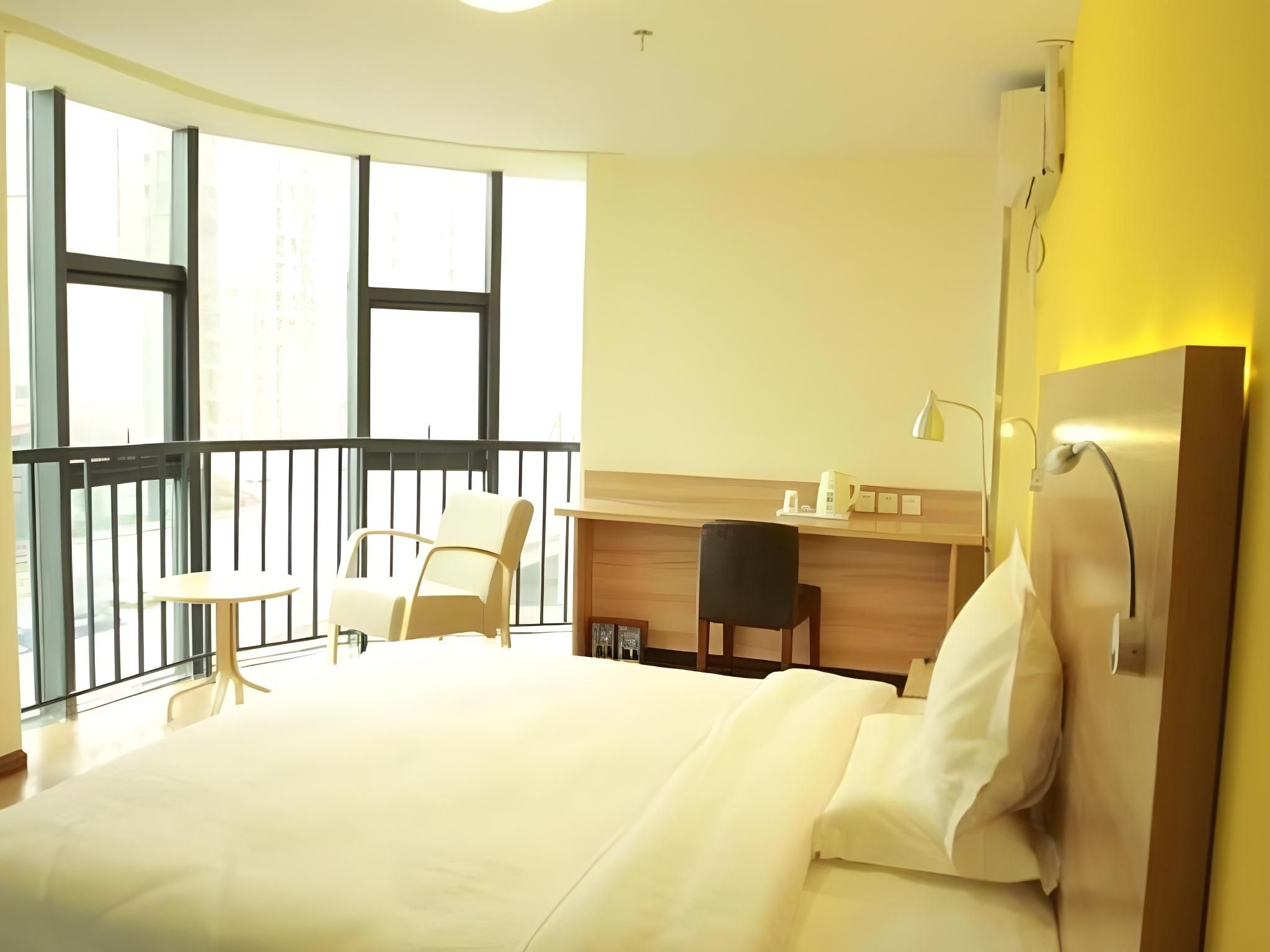 Business Queen Room