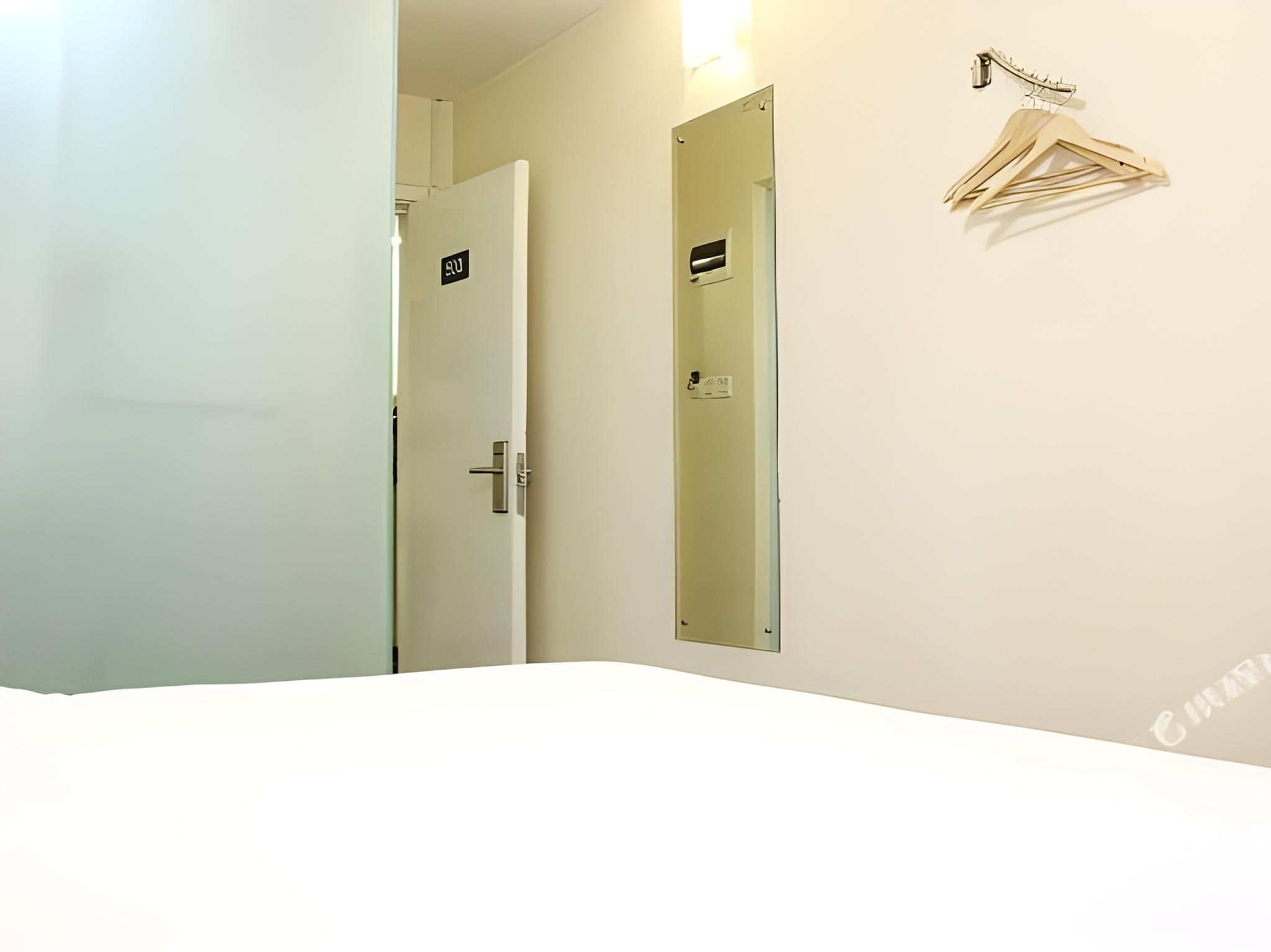 Business Queen Room