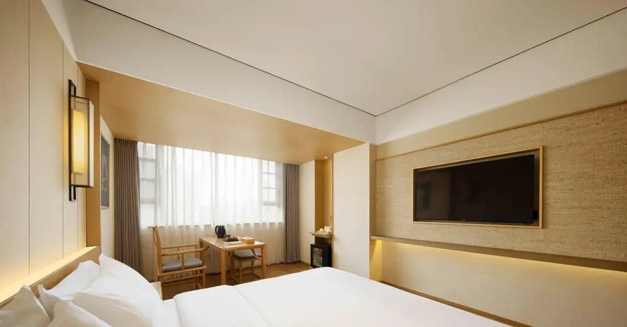 Luxe Queen Room