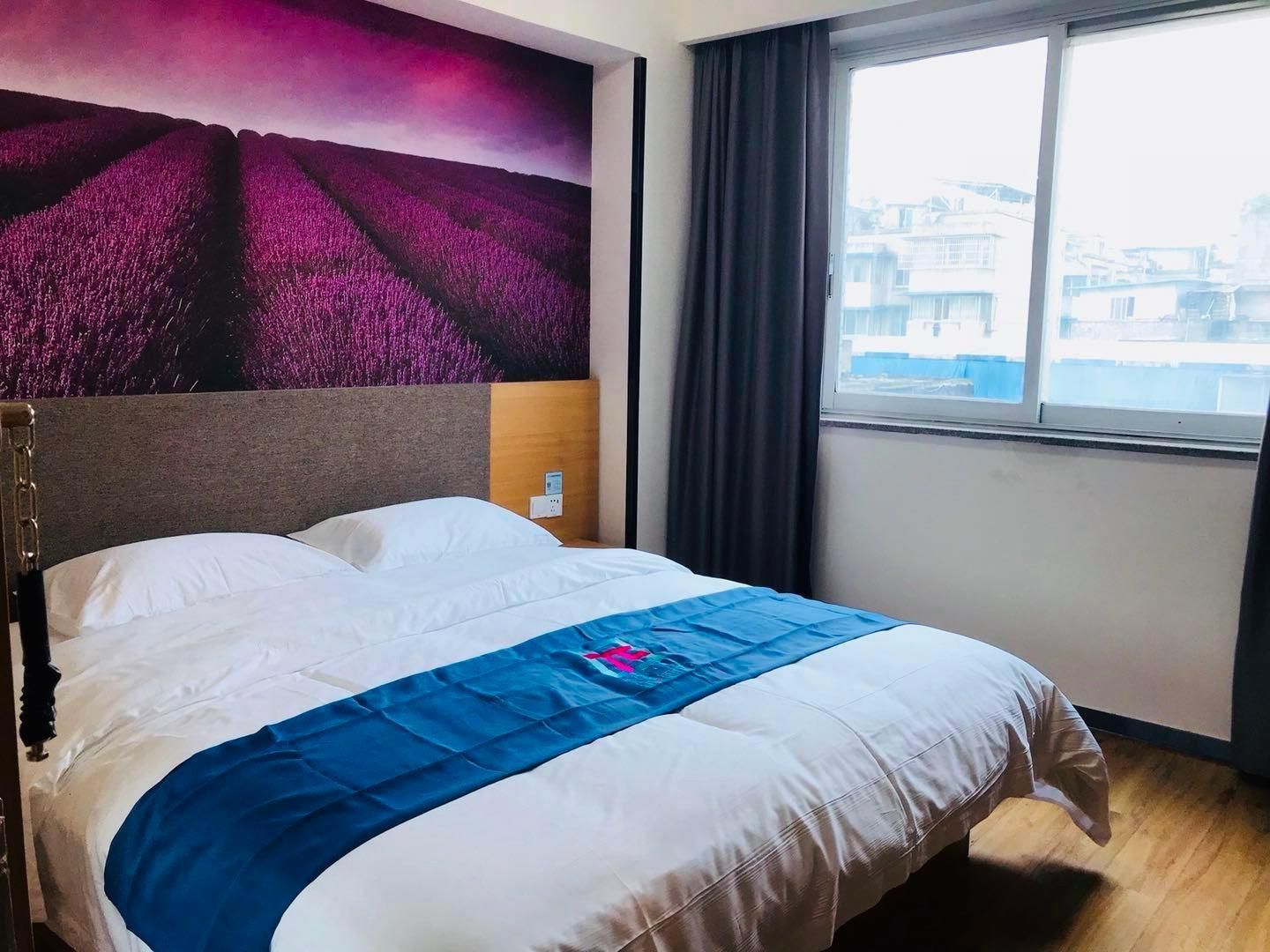 Business Queen Room