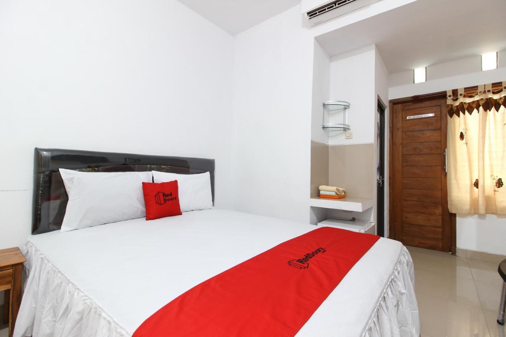 RedDoorz Deluxe Room