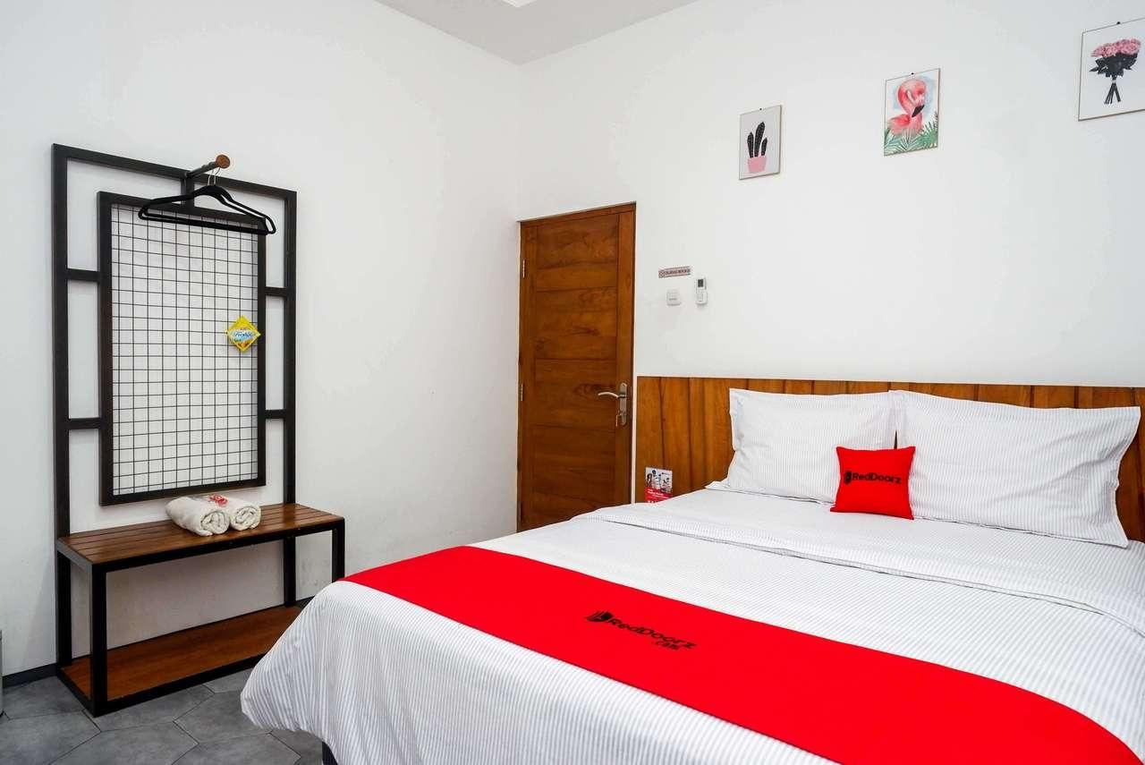 RedDoorz Twin Room