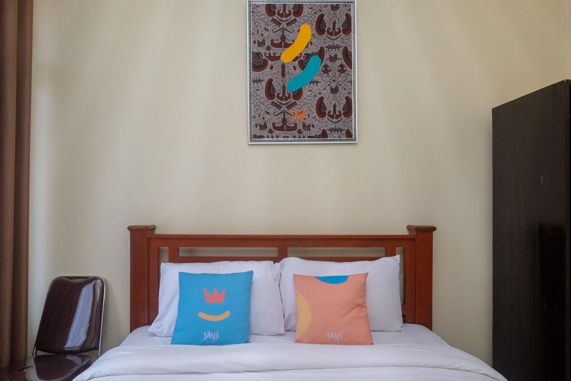 Sans Hotel Kumbang Yogyakarta by RedDoorz Budget Double Room 2