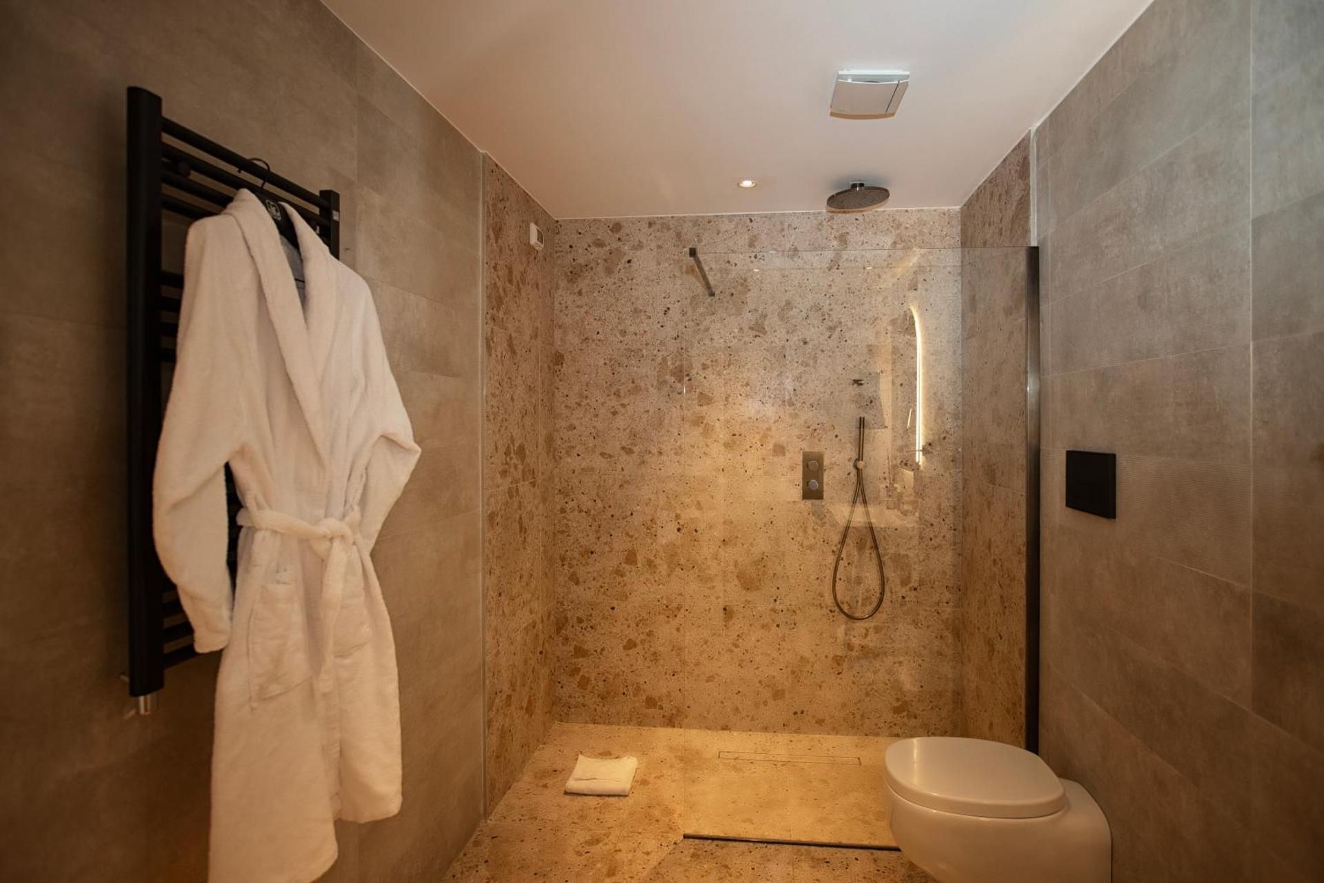 Deluxe Guest room, 1 King, Garden view