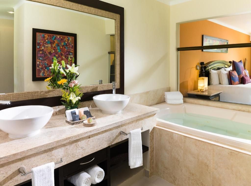 Swim Up Junior Suite