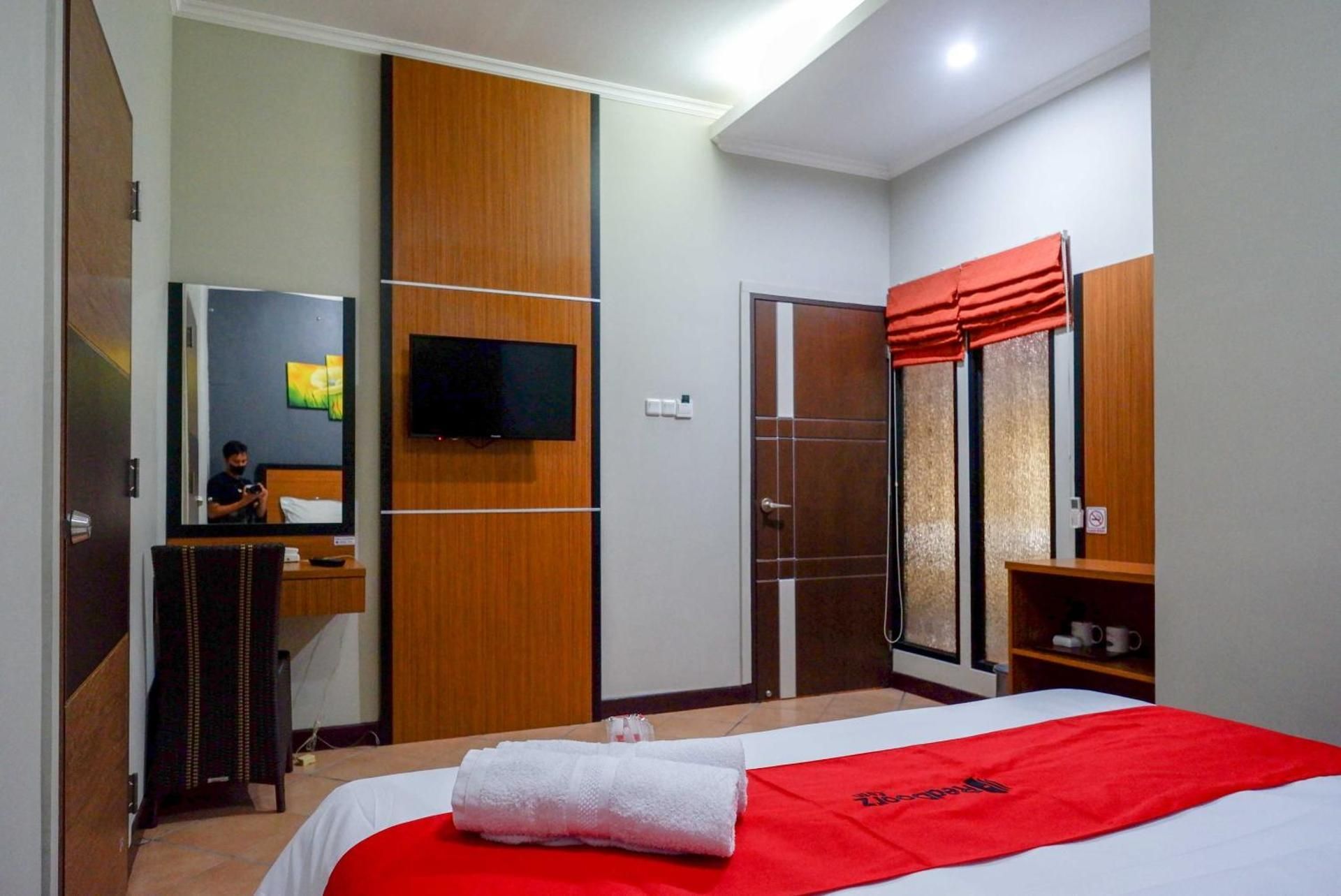 RedDoorz Superior Room