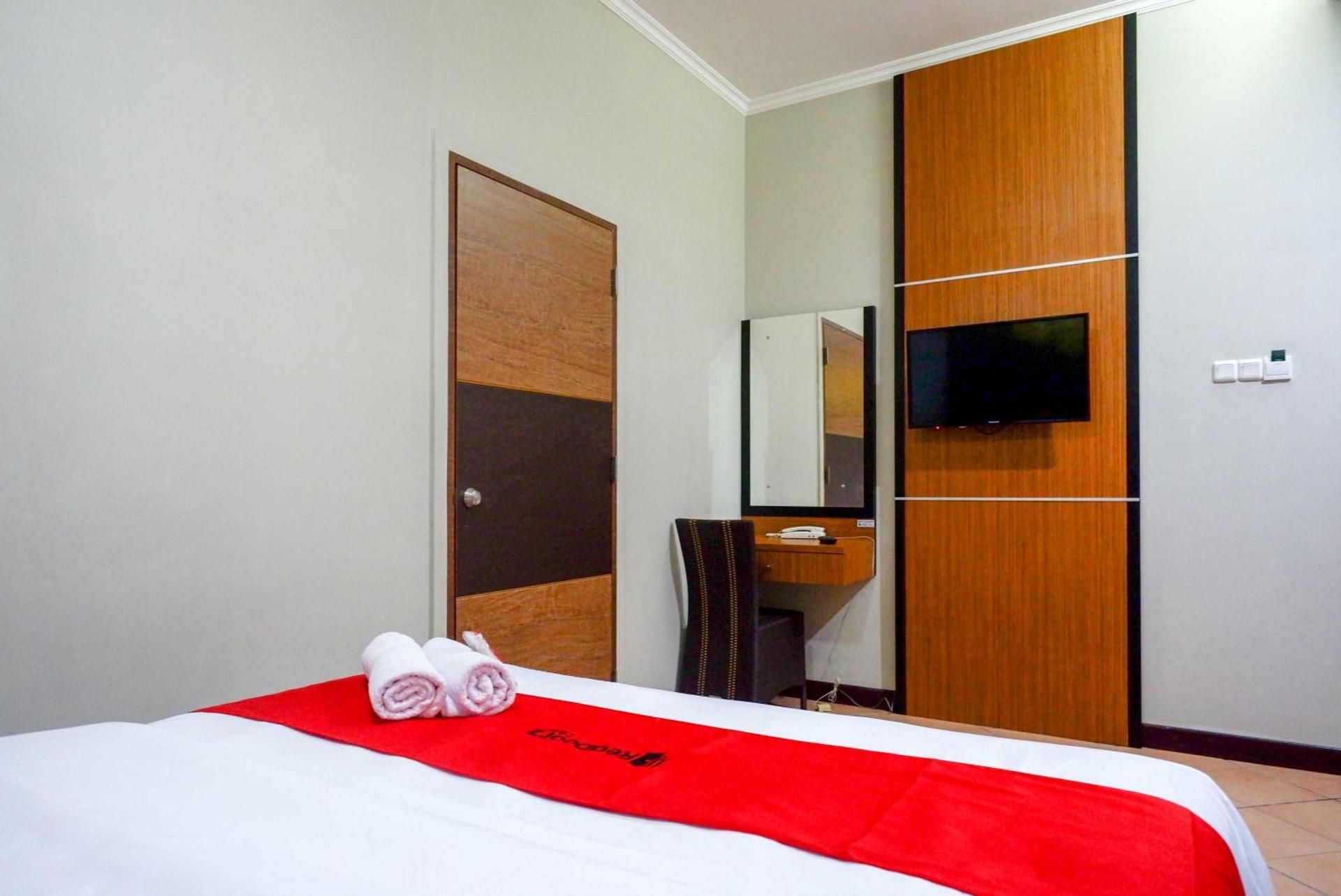 RedDoorz Superior Room