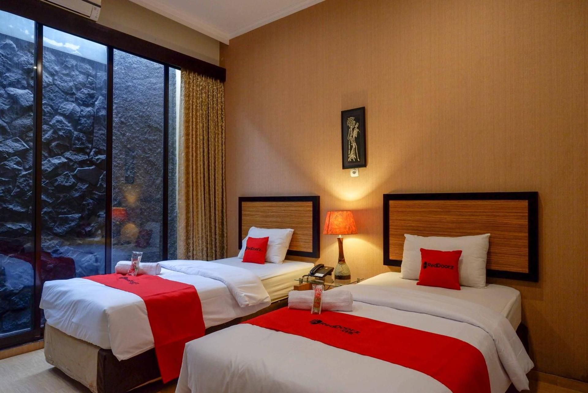 RedDoorz Superior Twin Room