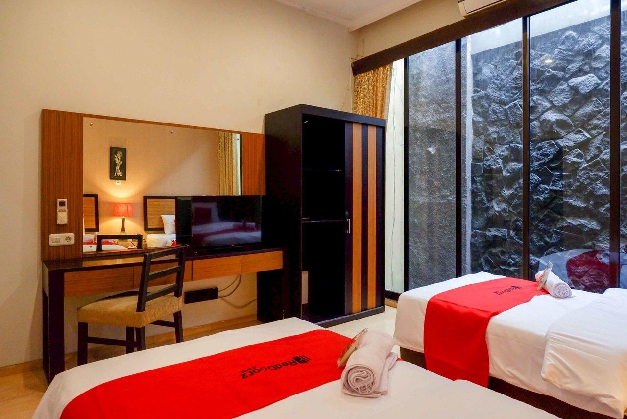 RedDoorz Superior Twin Room