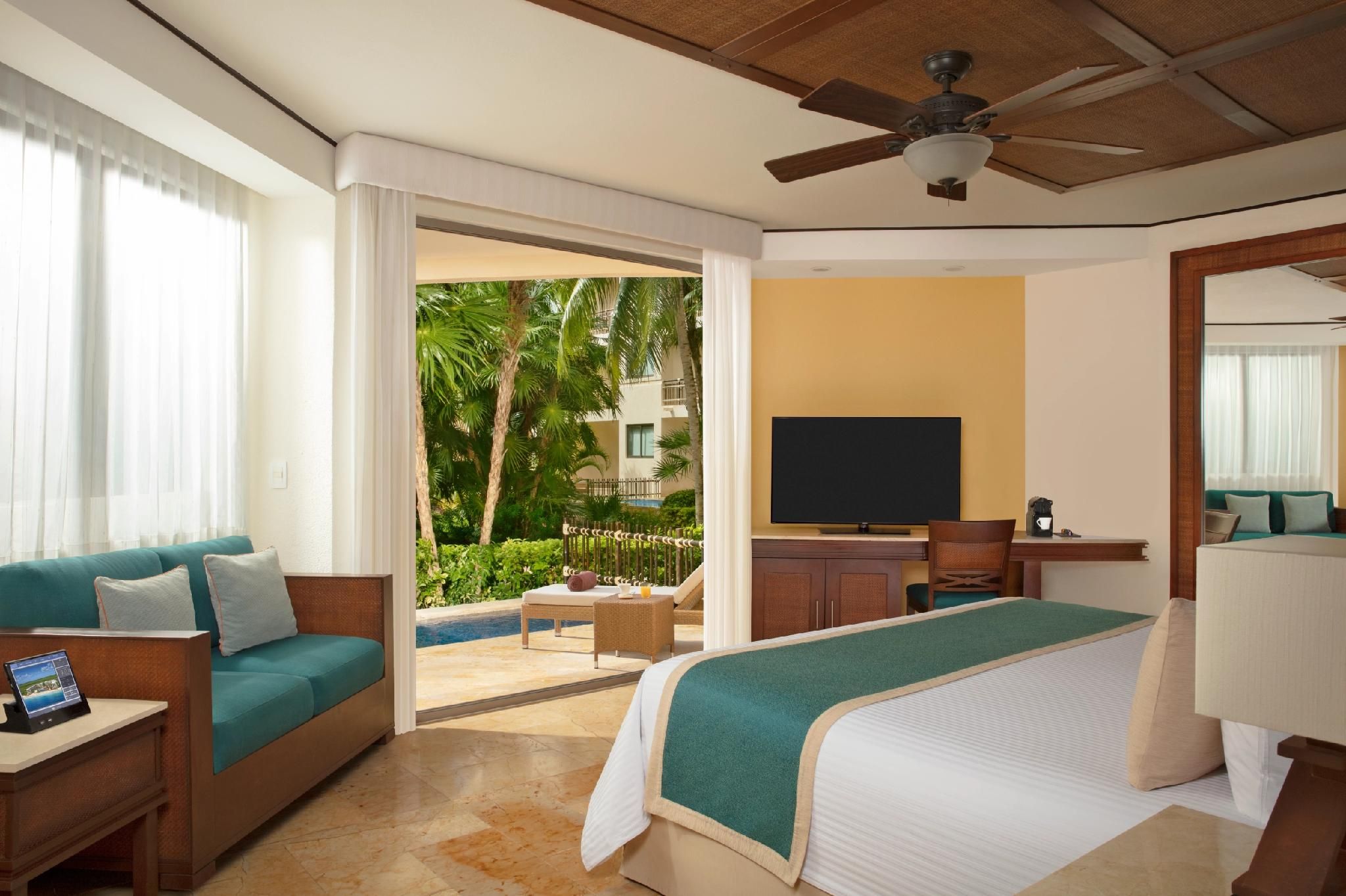 Preferred Club with Plunge Pool King Bed - All Inclusive