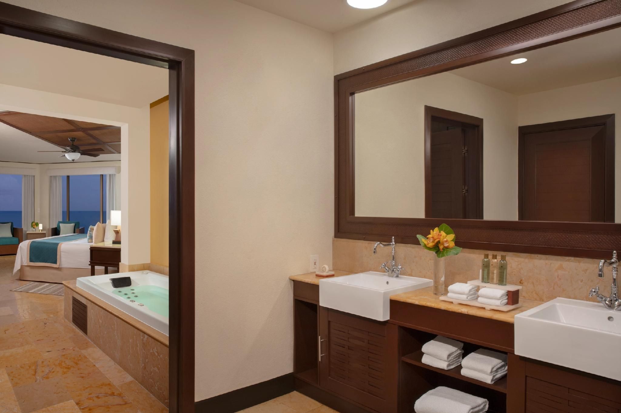 Preferred Club Ocean Front Master Suite King Bed - All Inclusive