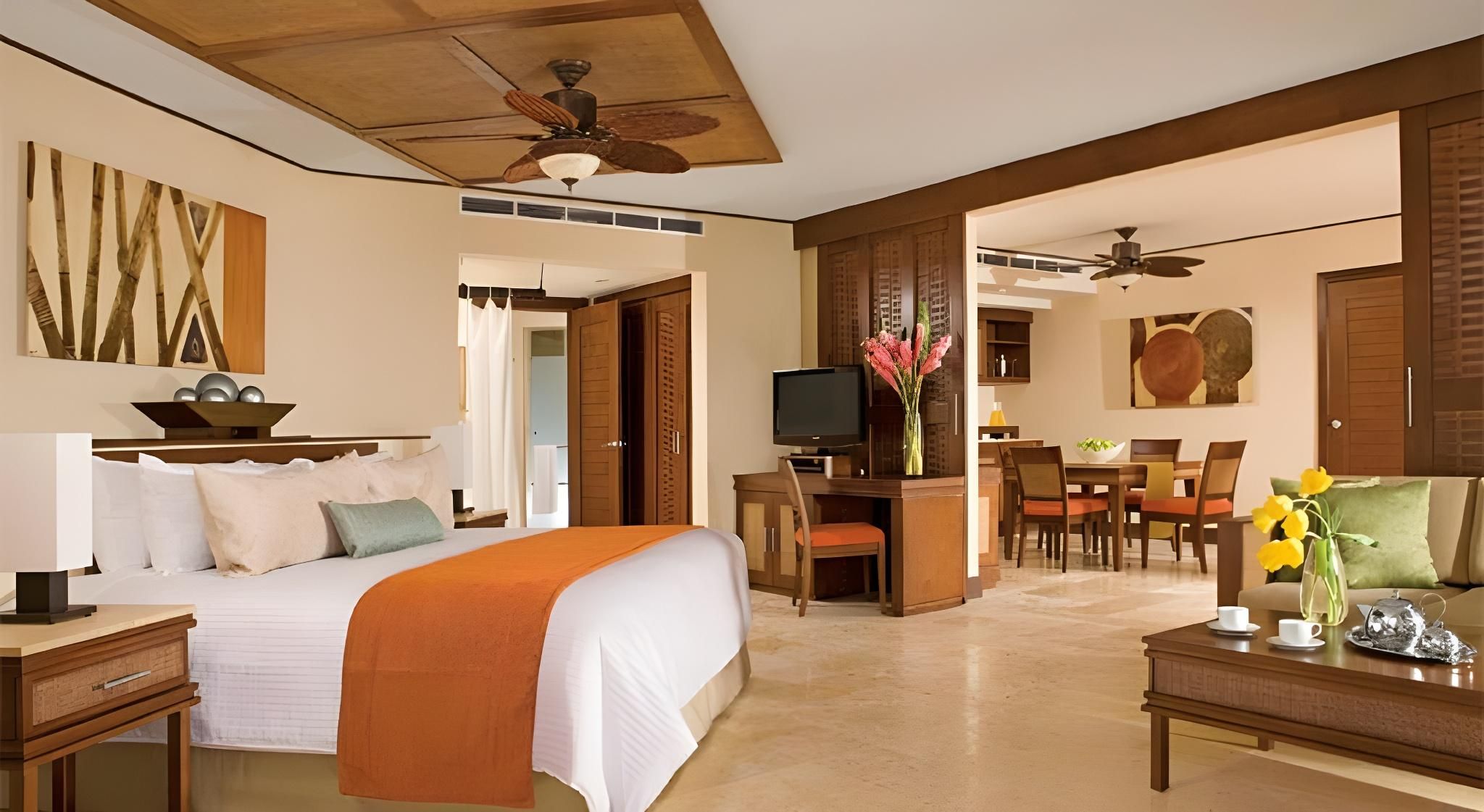 Preferred Club Ocean Front Master Suite King Bed - All Inclusive