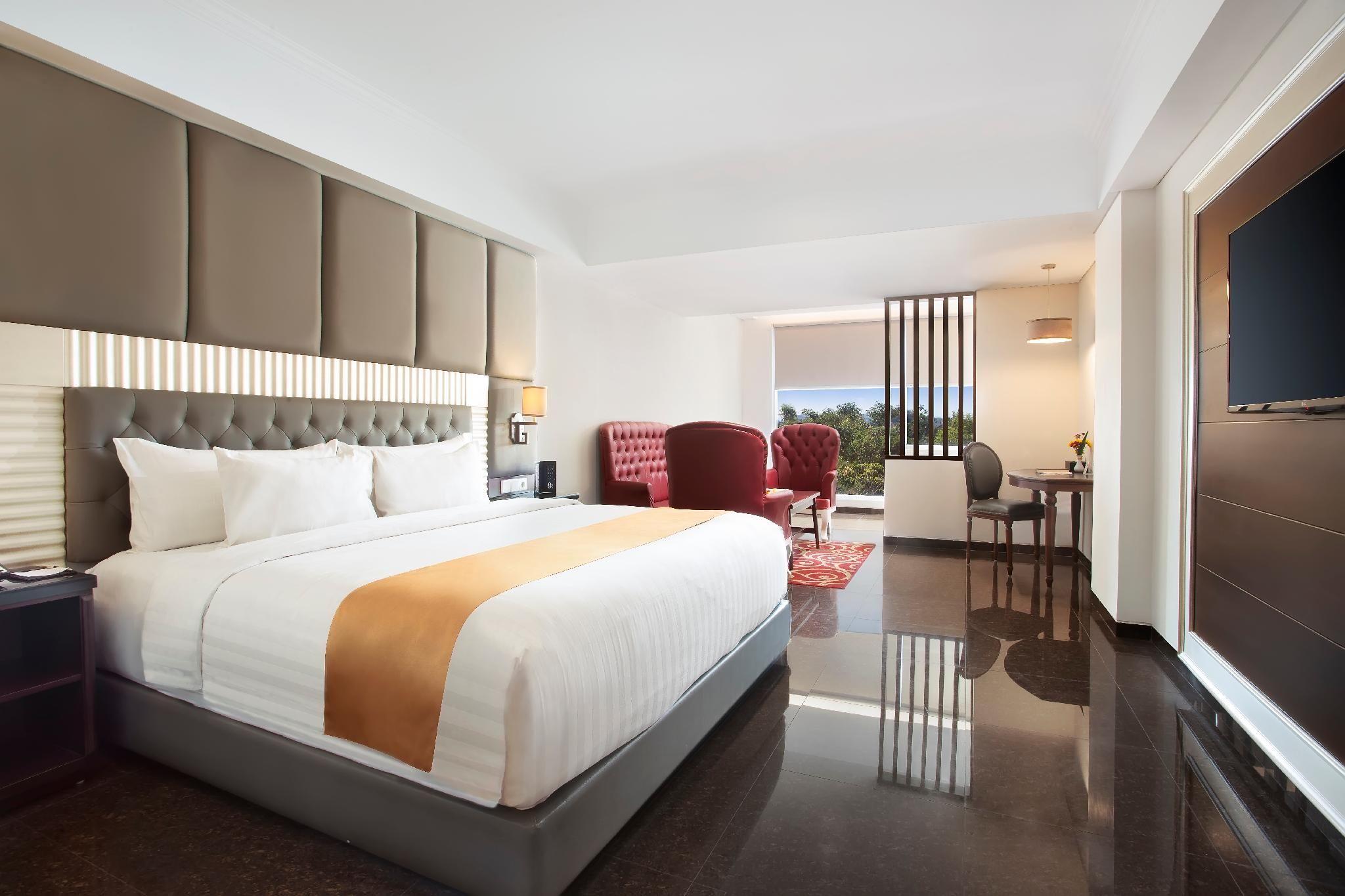 Honeymoon Suite with Bathtub