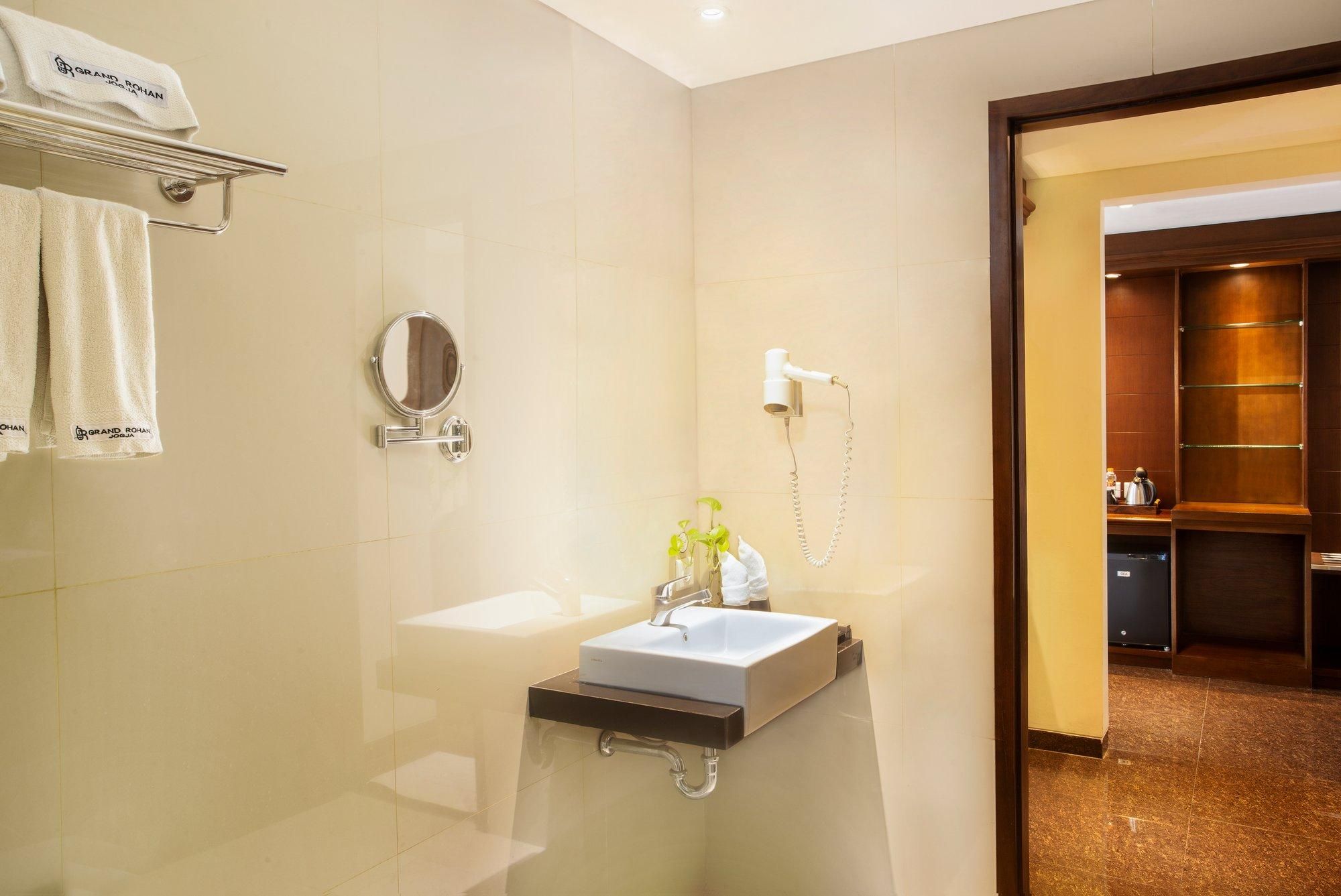 Deluxe Garden View Queen Room with Balcony