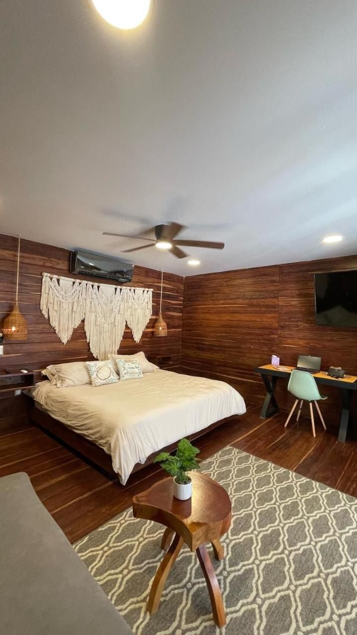 Deluxe Queen Studio 