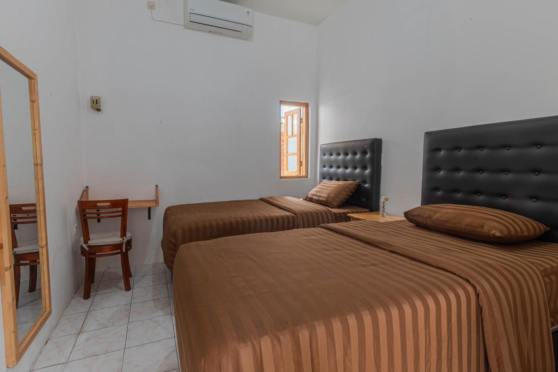 Standard Twin Room with Shared Bathroom