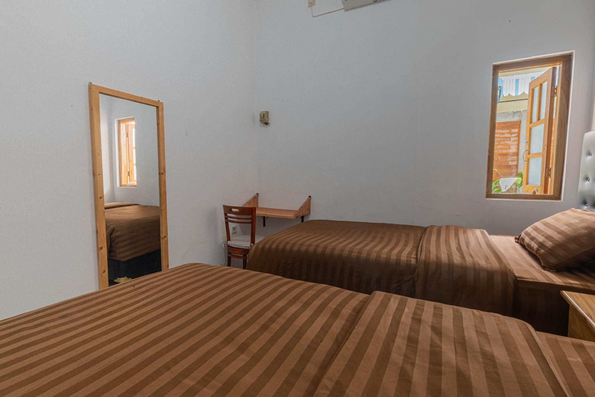 Standard Twin Room with Shared Bathroom
