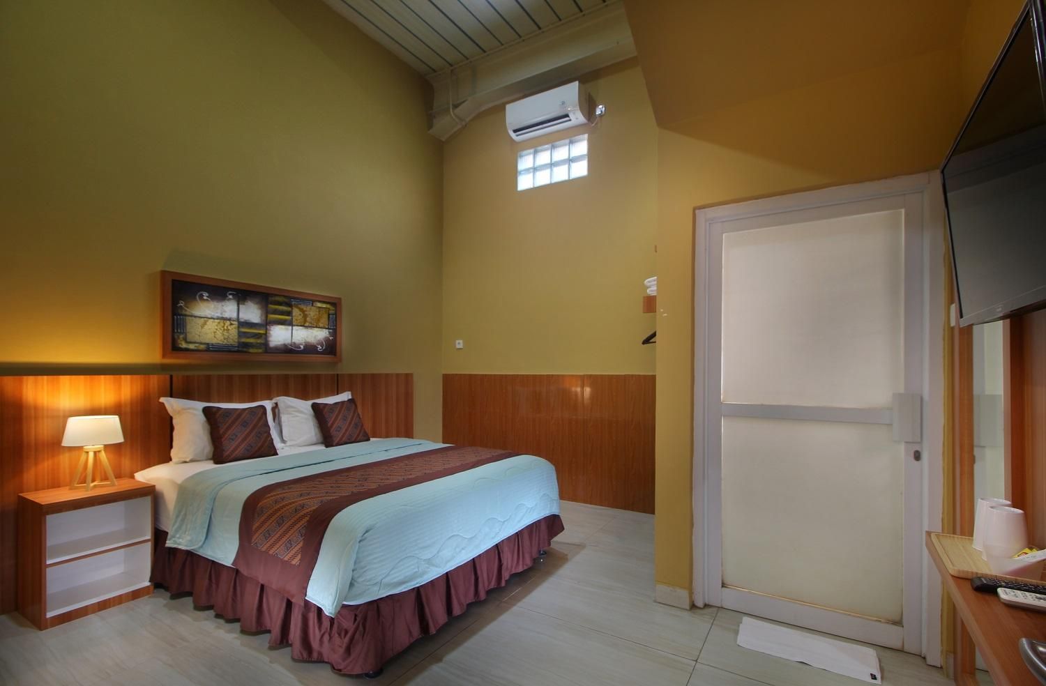 Standard Room Shared Bathroom