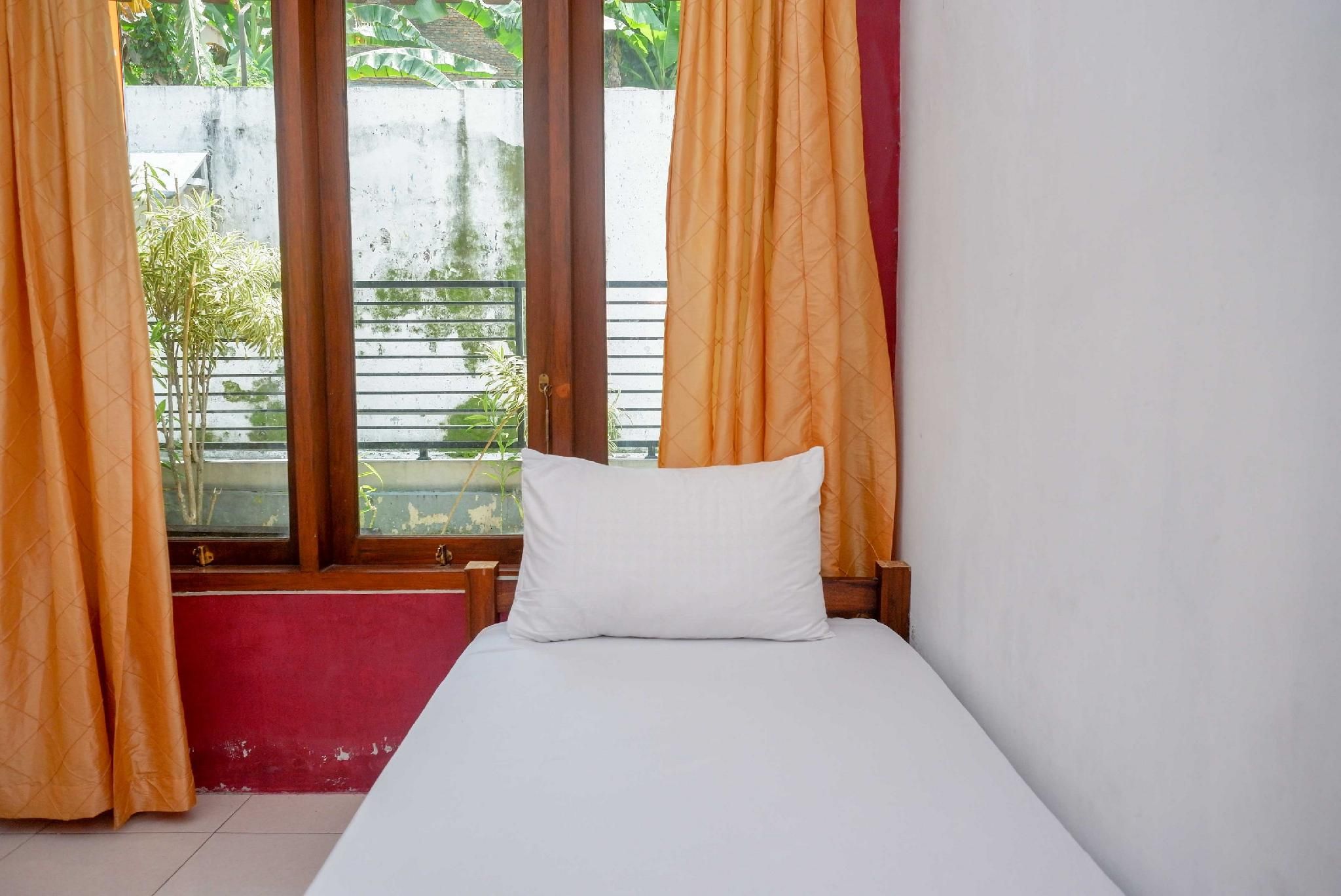 Single Room - Shared Bathroom