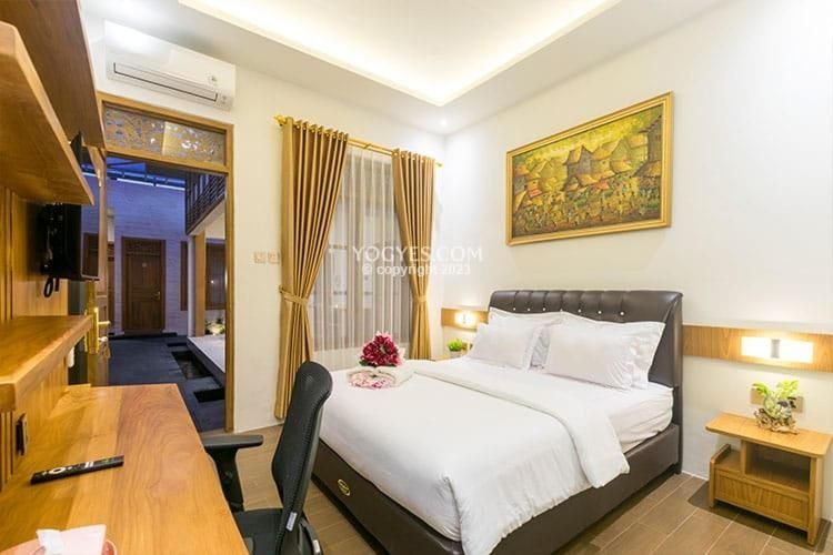 Deluxe Room (2 Adults + 1 Child)