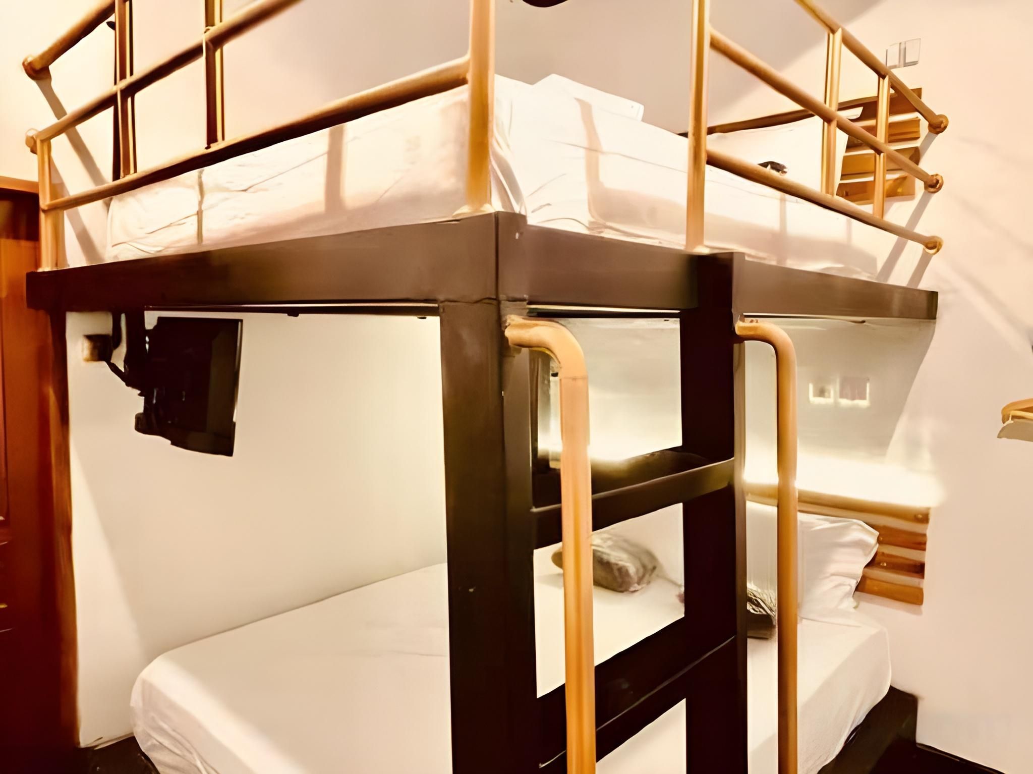4 Loft Bed without Window