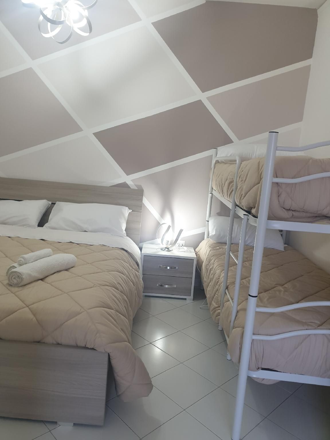 Quadrupla-Familiare-Bagno in camera con doccia-Vista città-Saturno