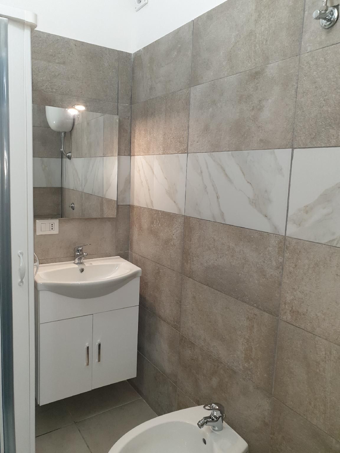 B&B Pompeii Luxury Camera Tripla-Moderna-Bagno in camera con doccia-Vista città-Nettuno 3