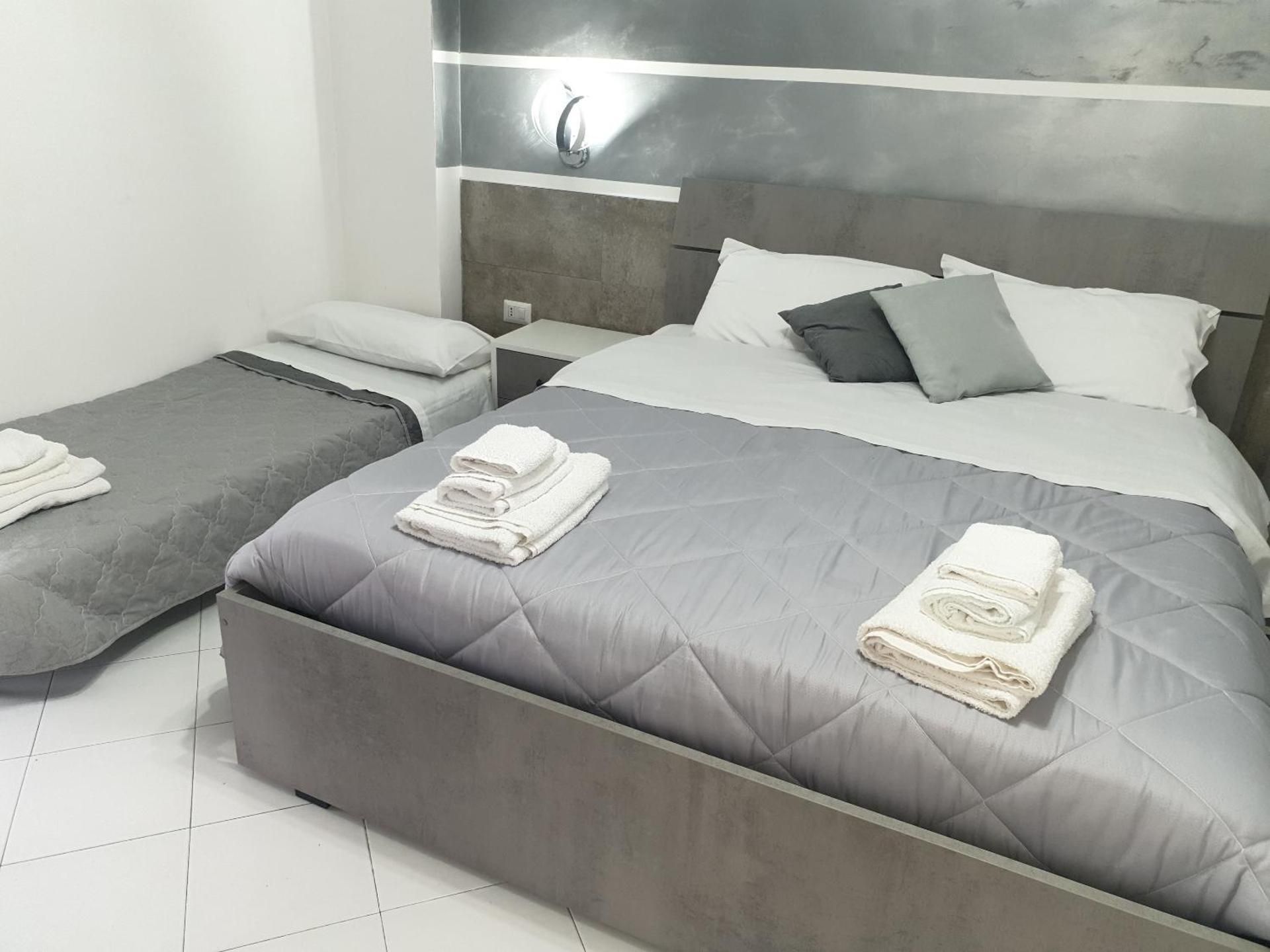 B&B Pompeii Luxury Camera Tripla-Moderna-Bagno in camera con doccia-Vista città-Nettuno 2