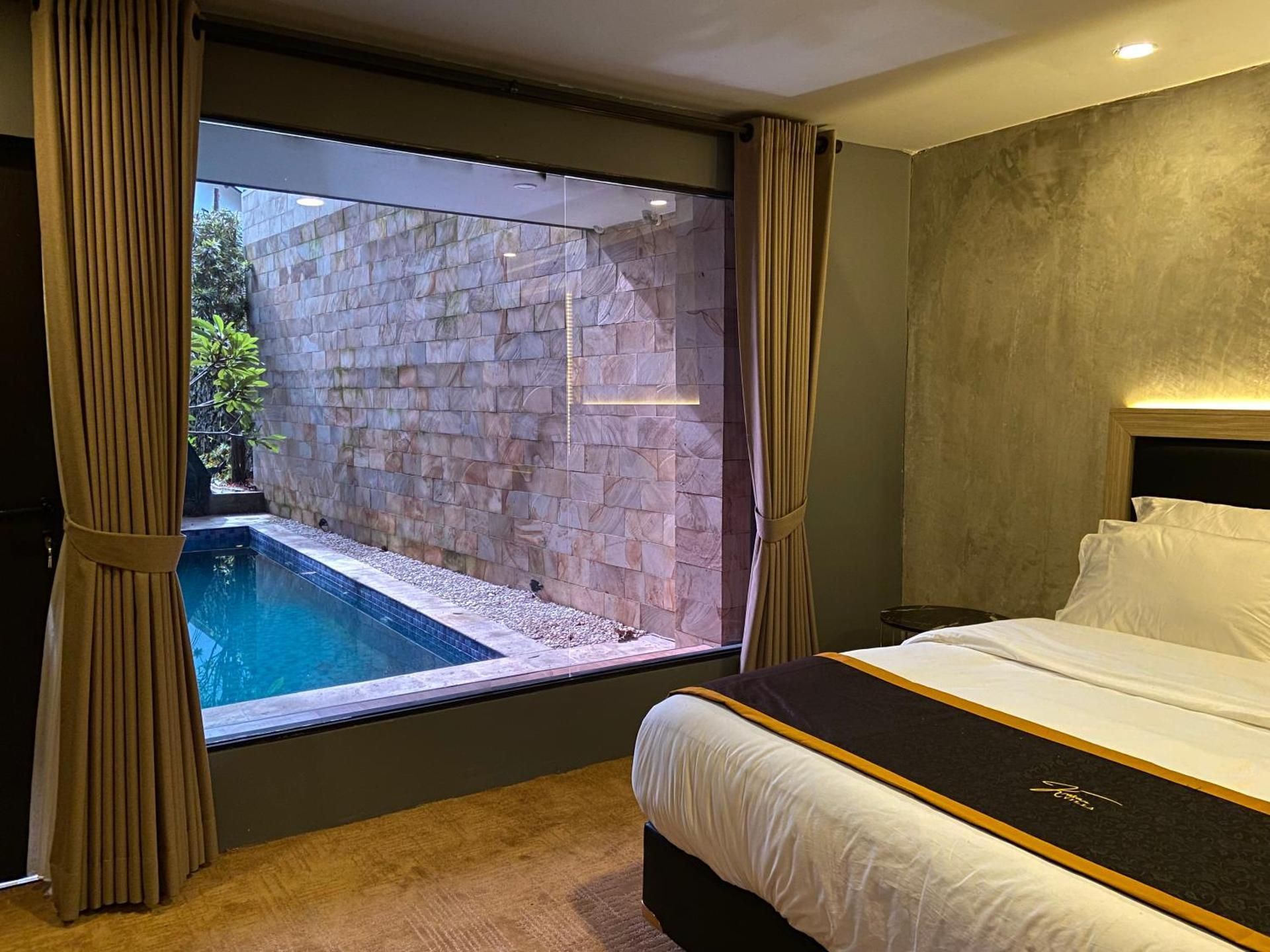 Deluxe King Room