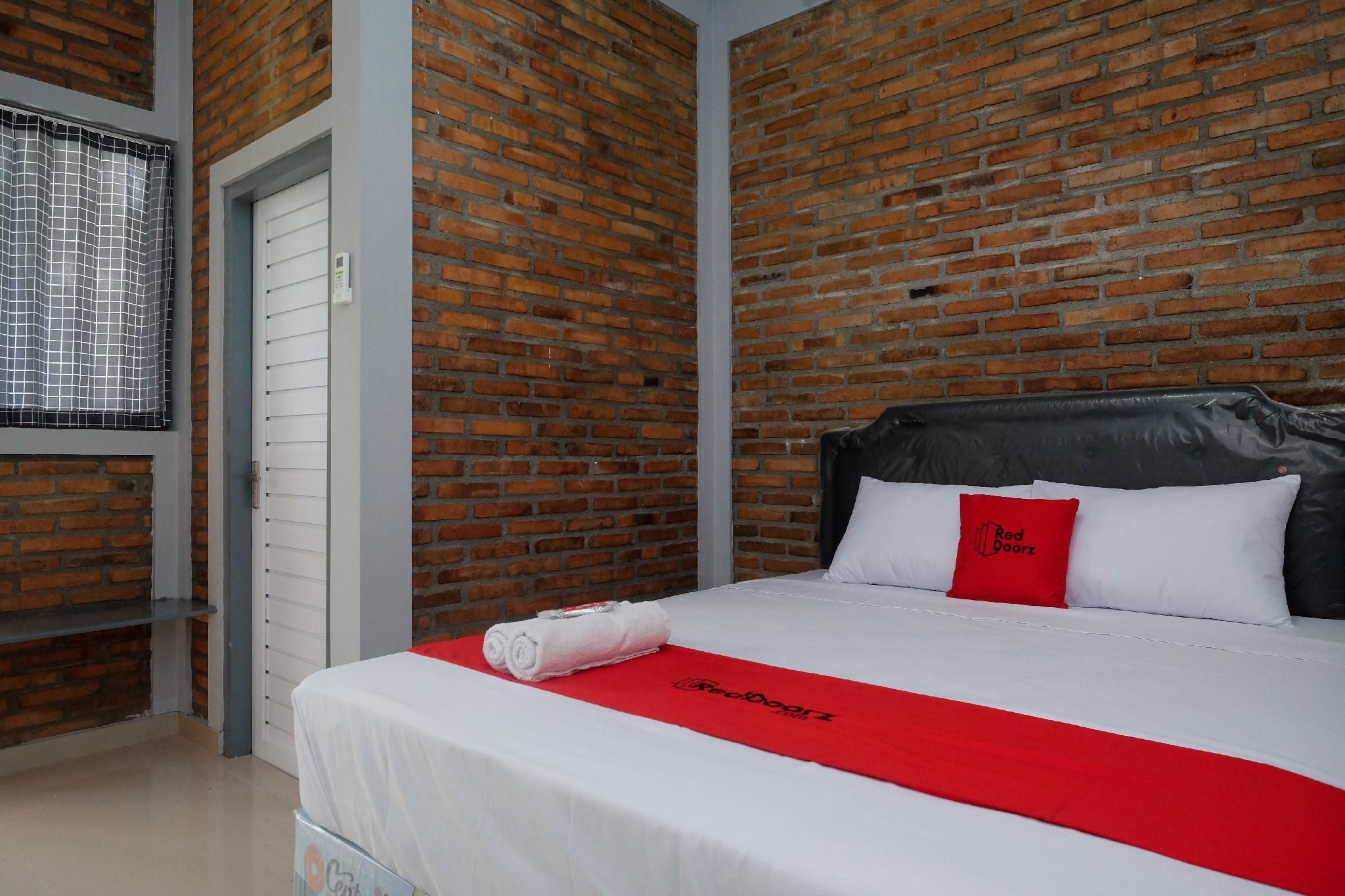 RedDoorz Room