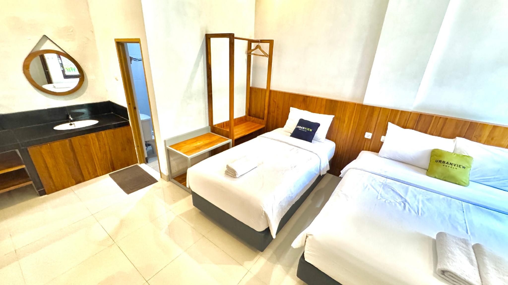 Urbanview Code Riverstay Yogyakarta Family Room