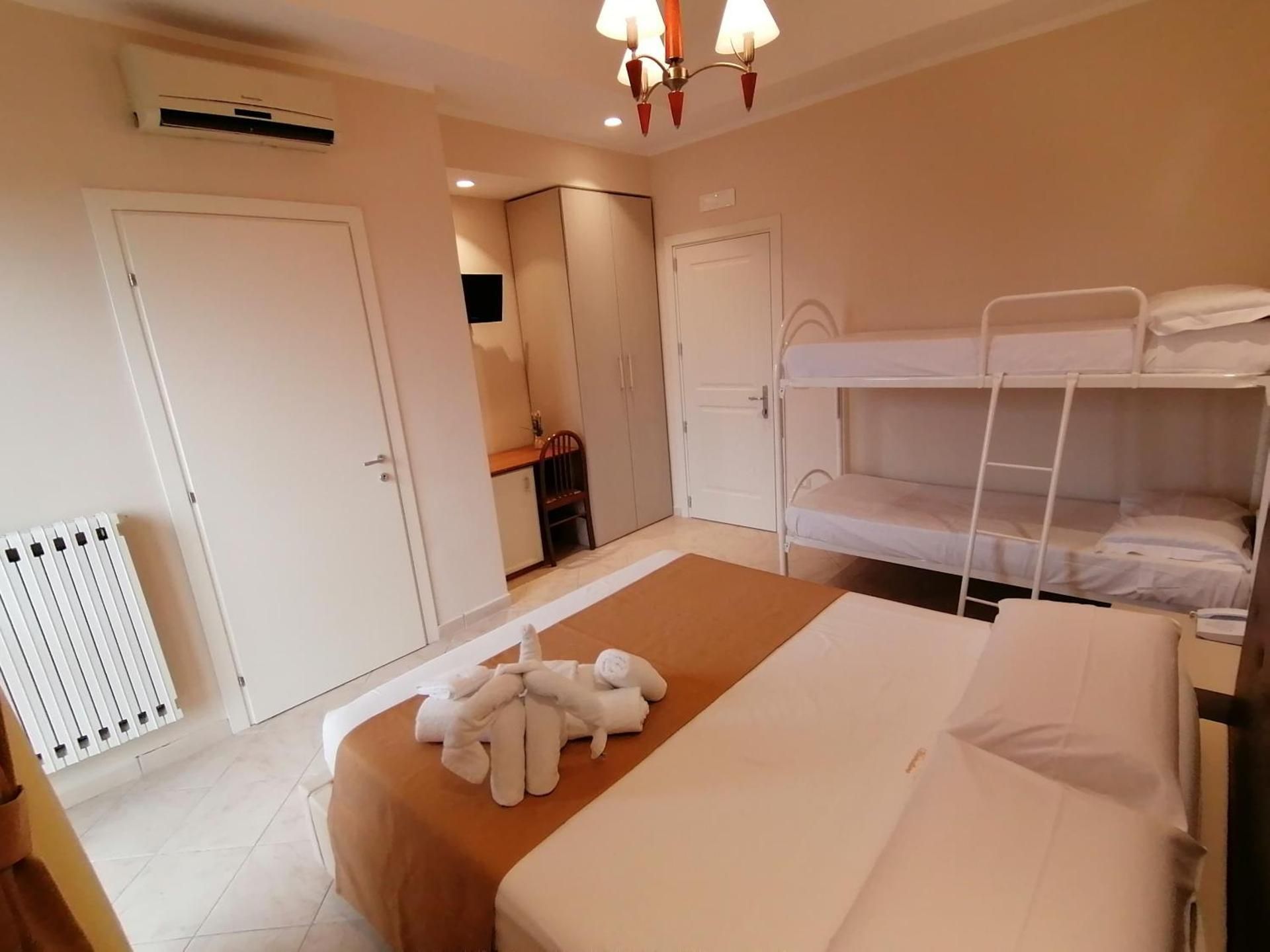 Quadruple Room with Balcony and Vesuvius View