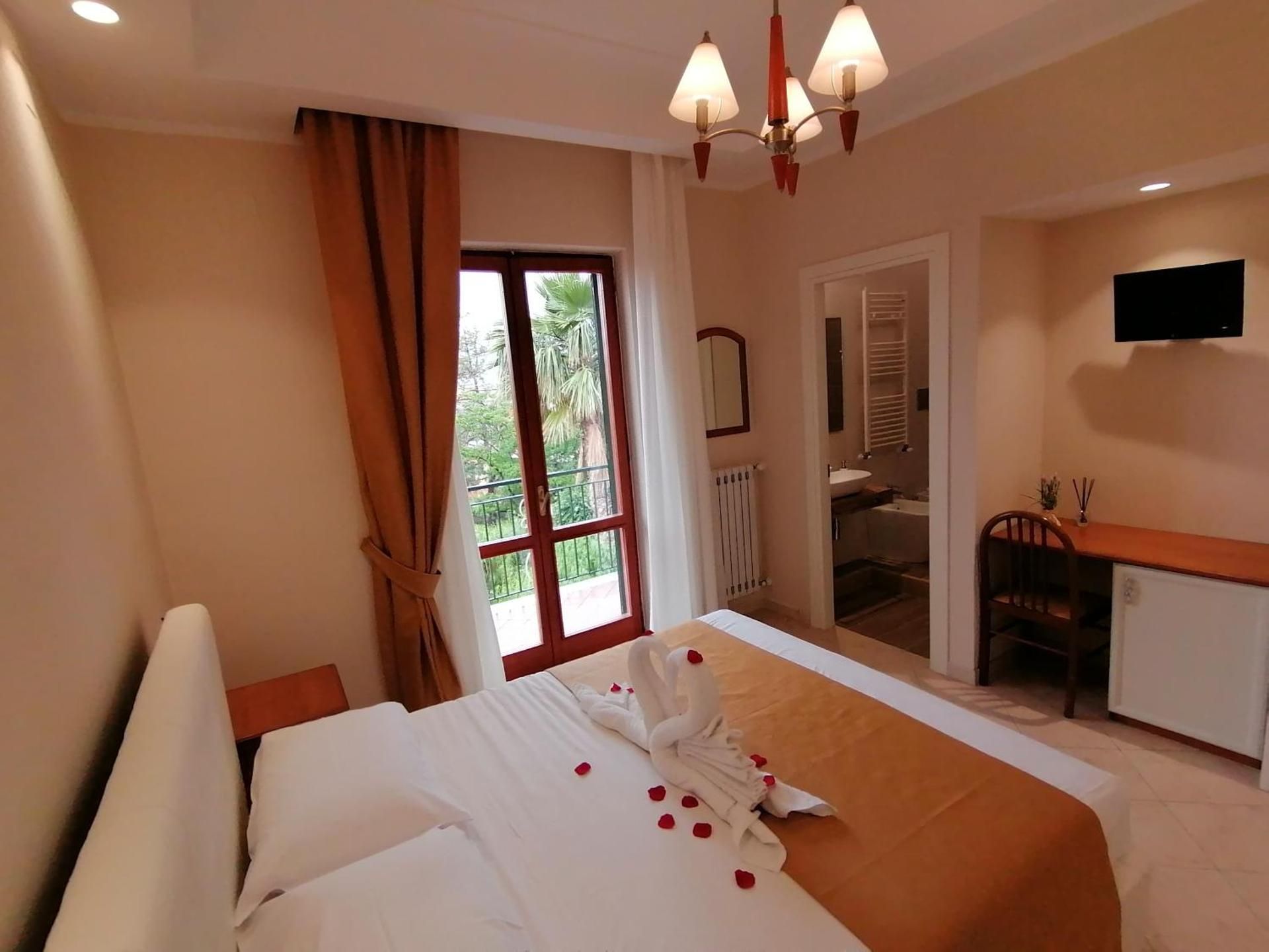 Double Room with Balcony and Garden View