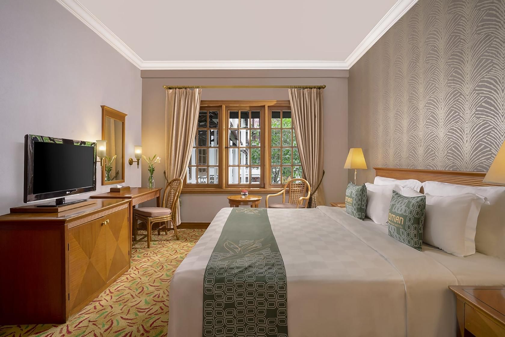Deluxe Pool View King Room
