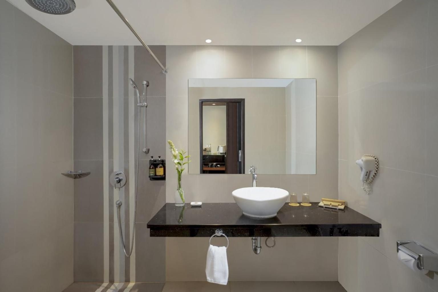 Executive Twin Room with Pool Access