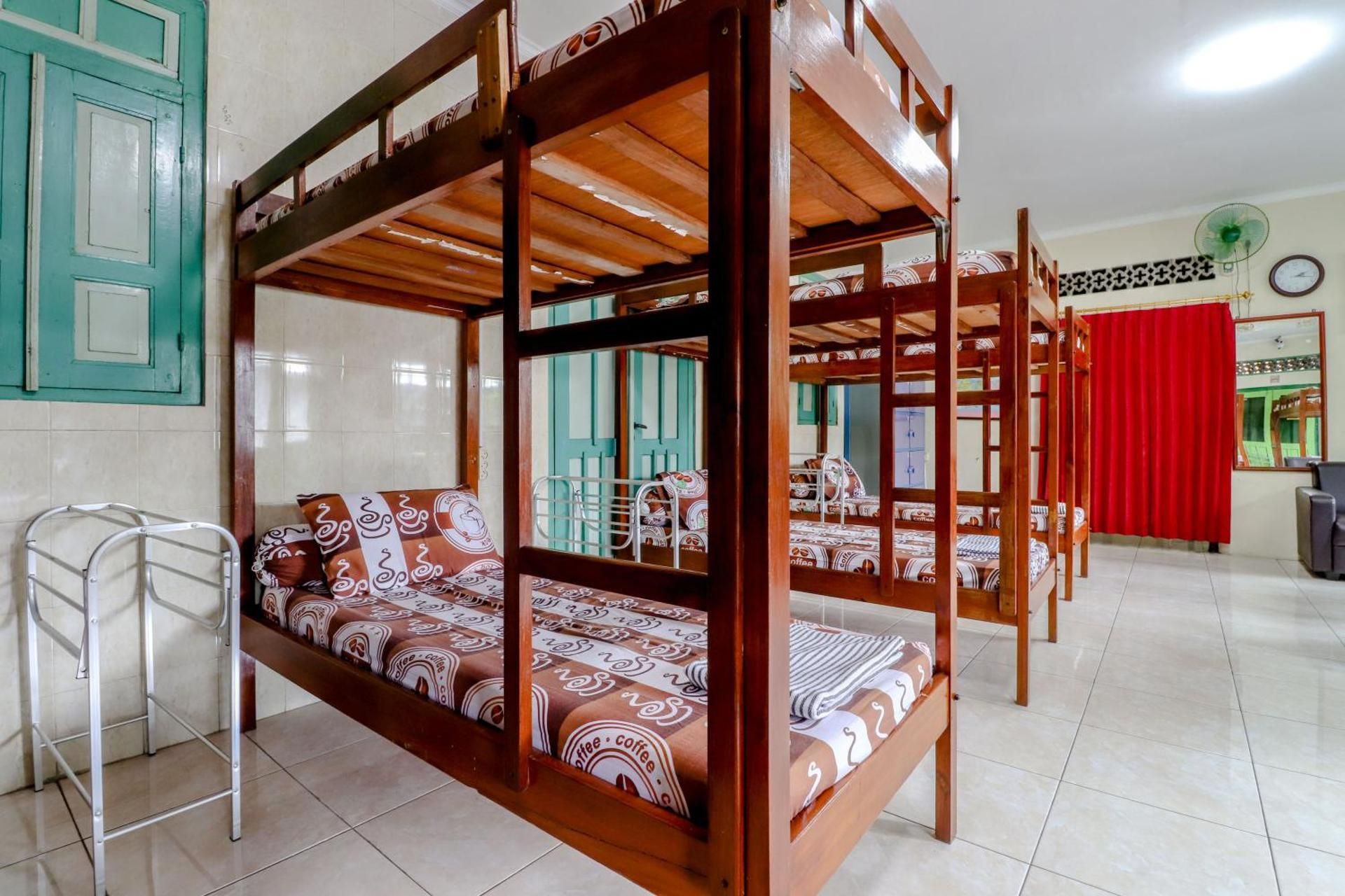 Mixed Dormitory Room (Single Beds)
