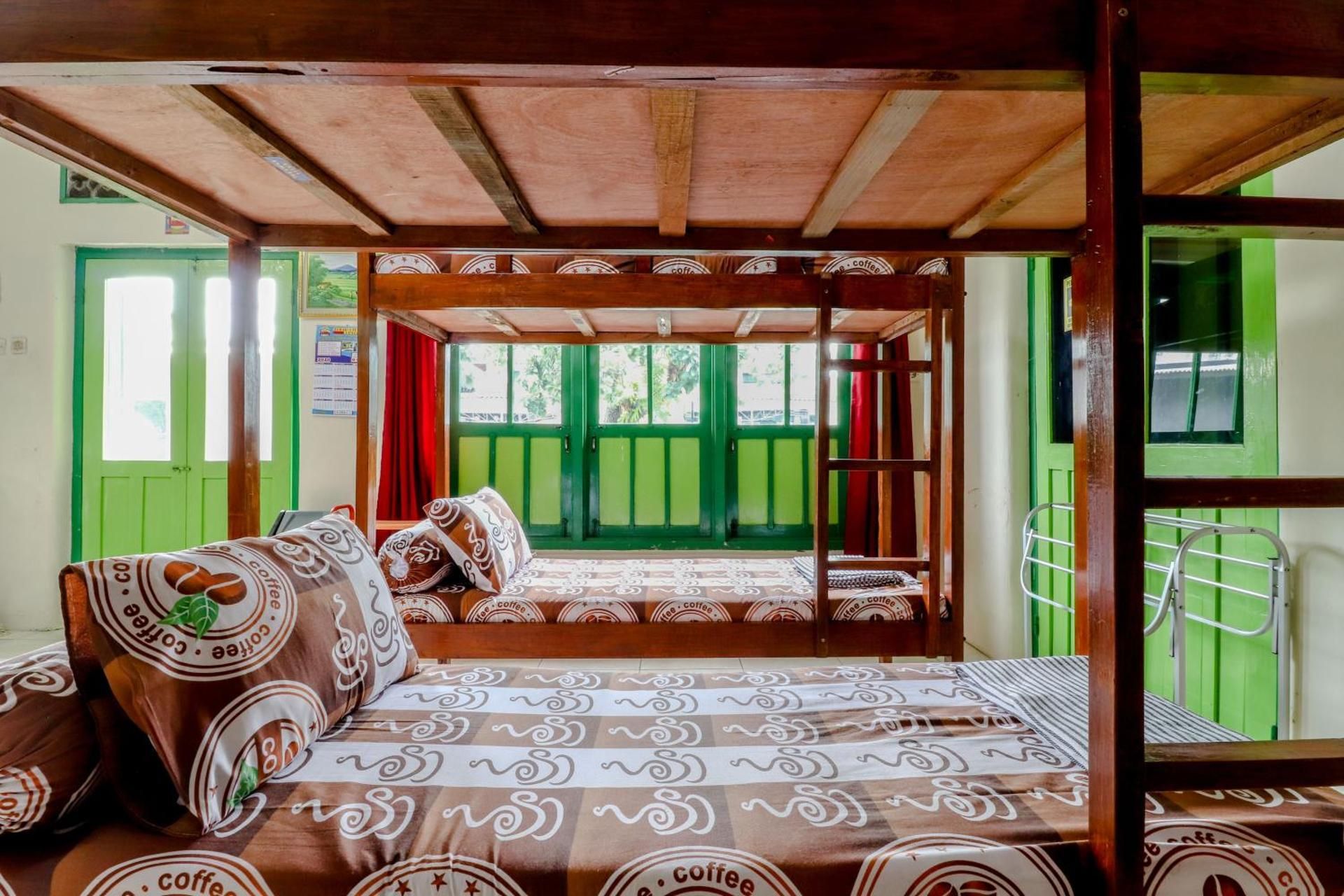 Mixed Dormitory Room (Single Beds)