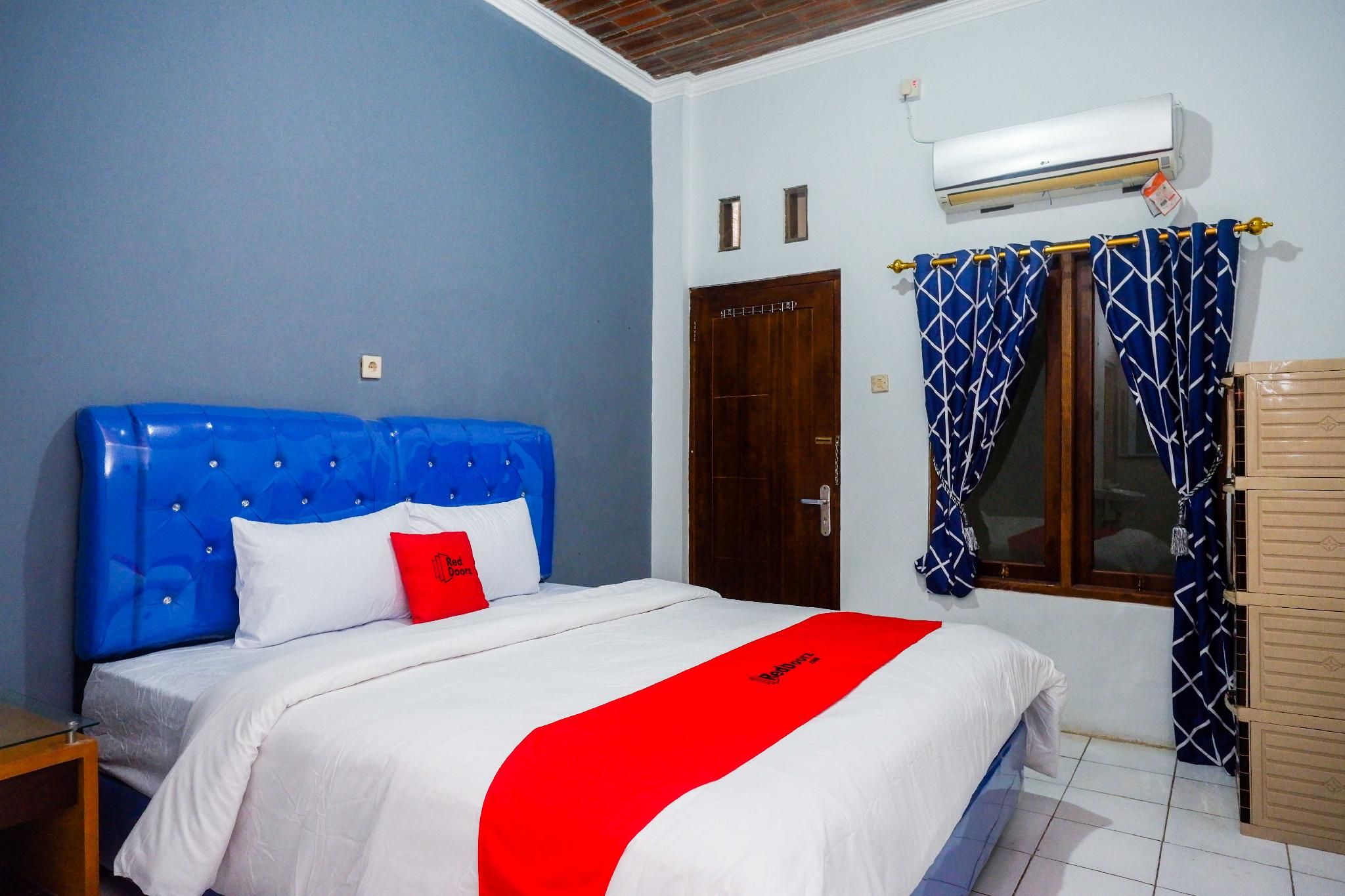 RedDoorz Room