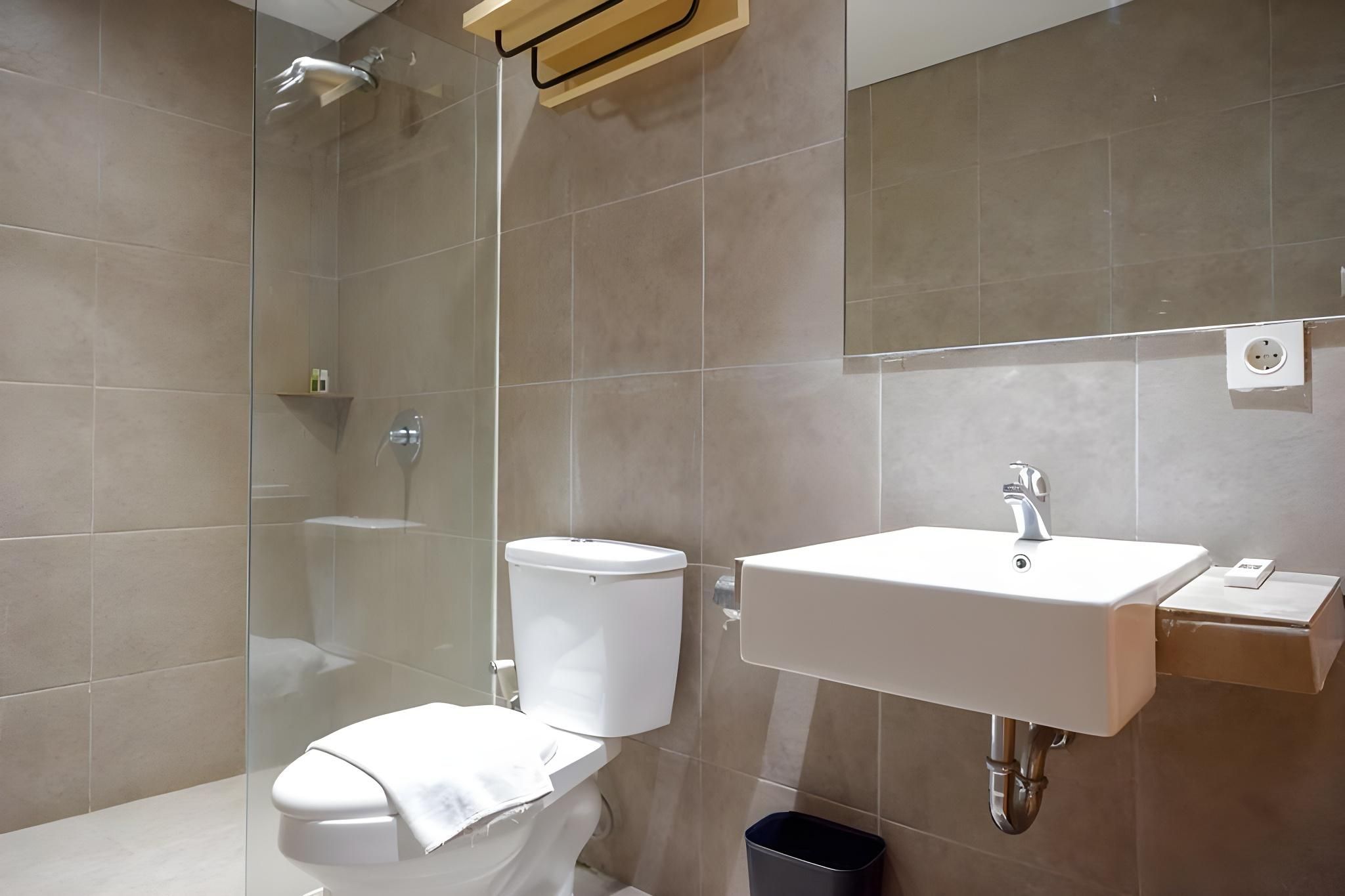 Sans Hotel Ekkon Yogyakarta by RedDoorz Deluxe Double Room 2