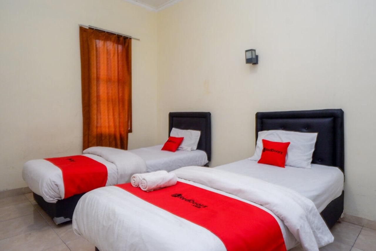 RedDoorz Twin Room