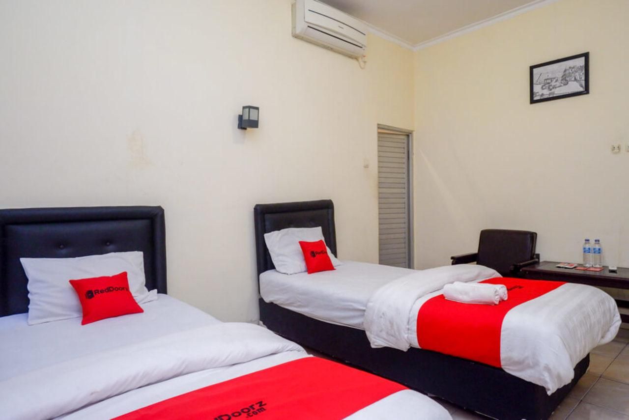 RedDoorz Twin Room
