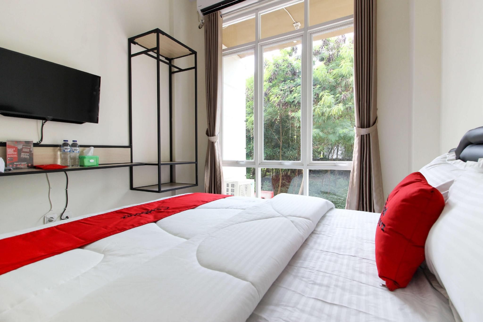 RedDoorz Room