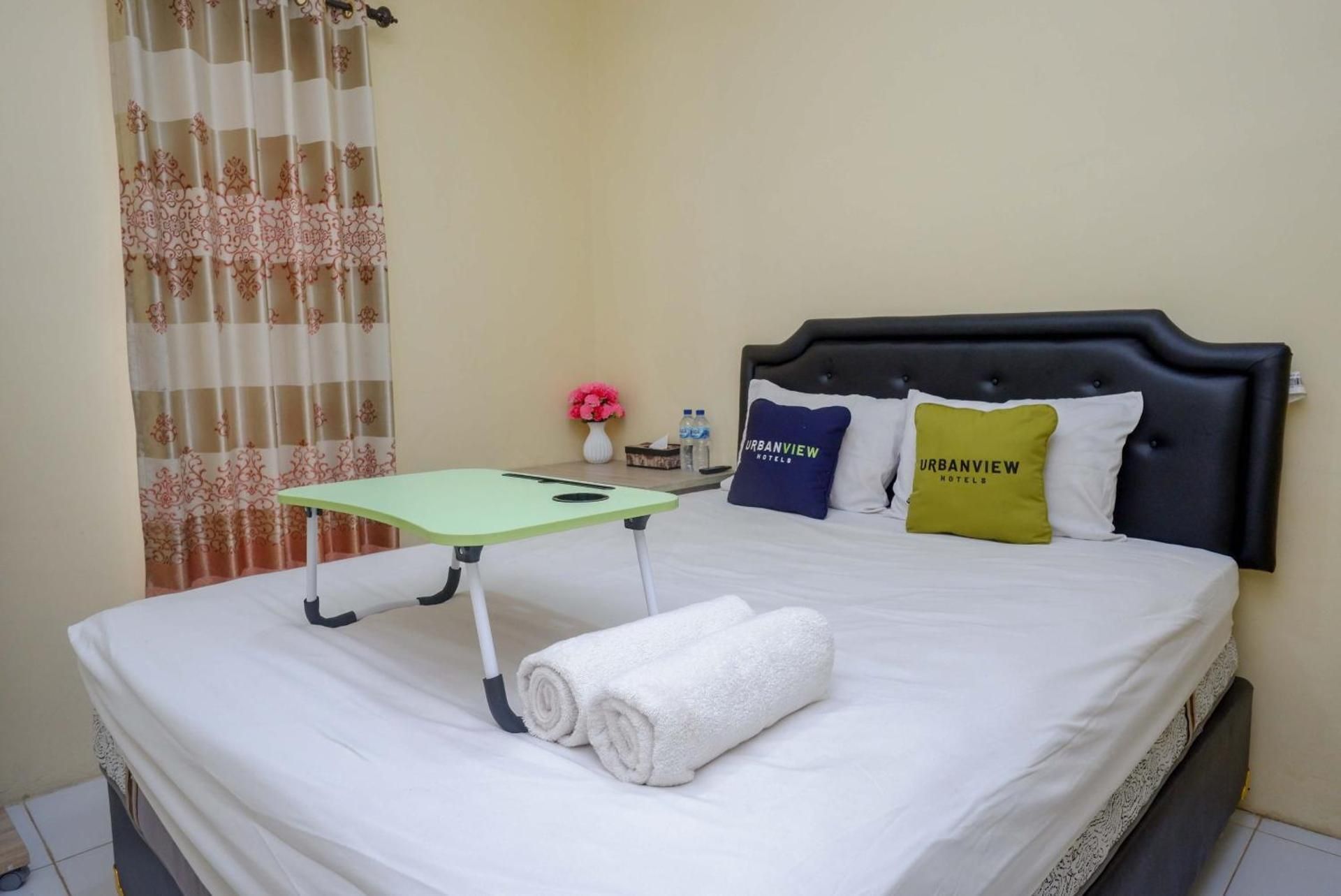 Urbanview Hotel Near Jogja City Mall Deluxe Room